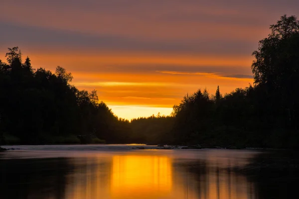 Notte Bianca sul fiume Pana. Penisola di Kola. Fiume Pana . — Foto Stock