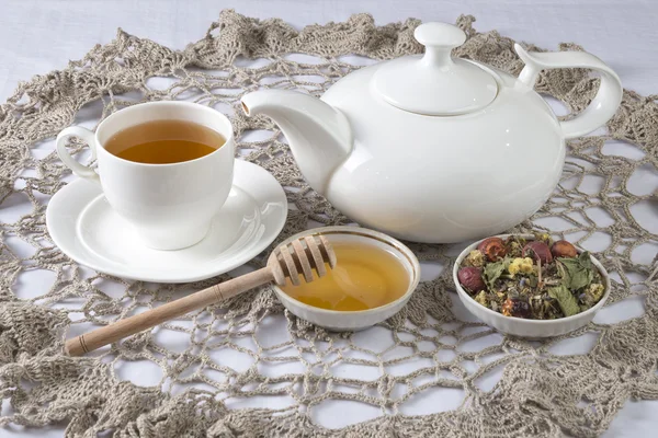 Herbal tea with honey. Set for knitted napkin. — Stock Photo, Image