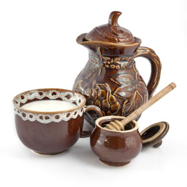 Ballı süt. sürahi, bardak süt ve bal pot.