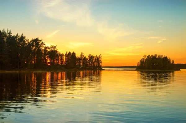 Coucher de soleil sur le lac en Norvège. Nuit blanche . — Photo