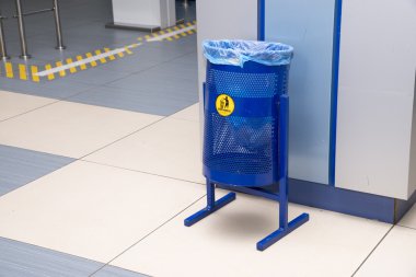 halka açık bir yerde bir odasında yerde mavi çöp olduğunu