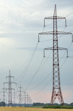 yüksek voltajlı elektrik hatları.