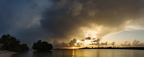 Miami Skyline dan Giant Storm — Stok Foto