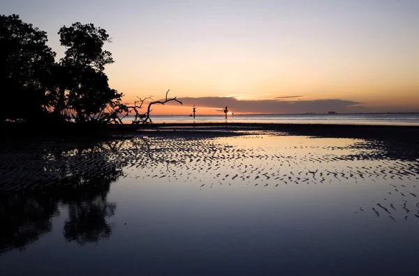 Тропічний узбережжя на заході сонця — стокове фото