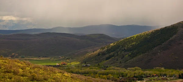 Летний шторм над Скалистыми горами, рядом с Парк-Сити, Юта Стоковое Фото