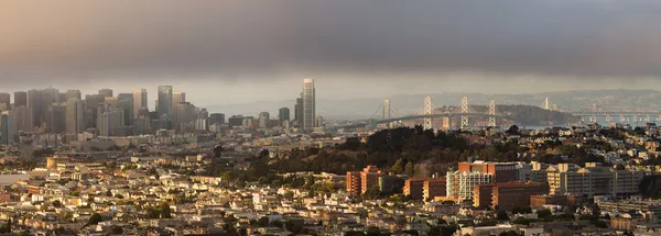 Panorama San Franciska na mlhavé letního odpoledne — Stock fotografie