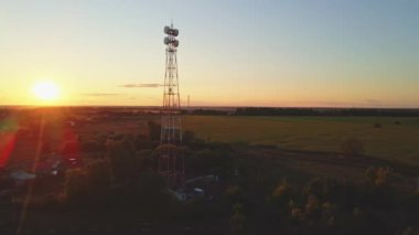 5G anten, kırsal bölgedeki 5G teknolojisi ile çalışıyor. Telekom kulesi 4G şebekesi, telekomünikasyon baz istasyonu