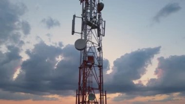 Telekom kulesi 5G baz istasyonu antenli. Telefon direğinin hava görüntüsü