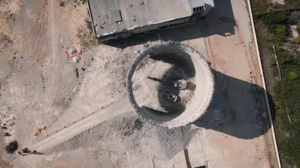 建設現場で旧コンクリート工業ビルを破壊する 空中展望 — ストック動画
