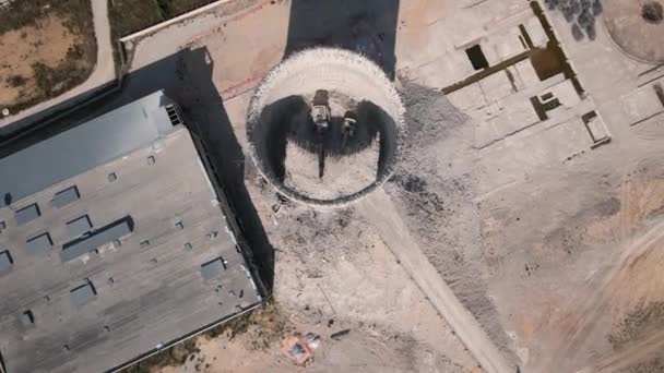 A régi beton ipari épület lerombolása az építési területen — Stock videók
