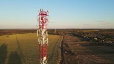 5G ve 4G baz istasyonlu baz istasyonunun telefon direği.