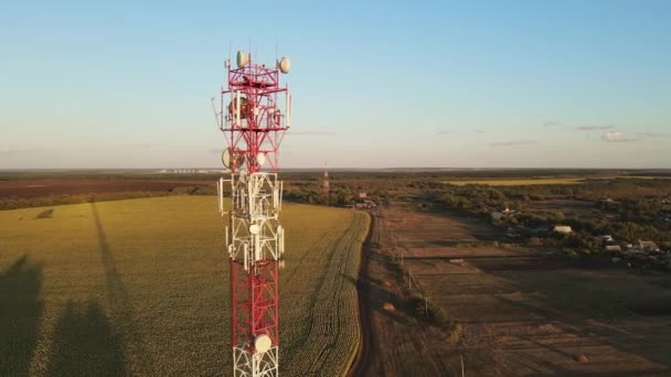 Mástil telefónico de la torre del sitio celular con estación base 5G y 4G — Vídeo de stock