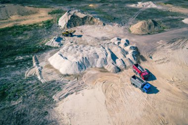 Kum ocağı, sürüklenen malzemeyi kum çıkarmada farklı kesirlere böl, havadan atış.