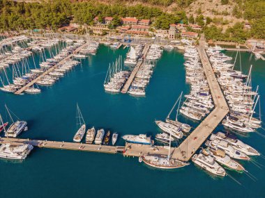 Tekneler Akdeniz Türkiye limanına yanaştı. Huzur, rahatlama ve şık bir tatil.