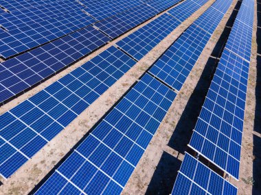 Sıraya dizilmiş panelleri olan güneş enerjisi istasyonu. Yeşil yenilenebilir enerji kavramı, gelecekteki teknoloji ve yenilikler