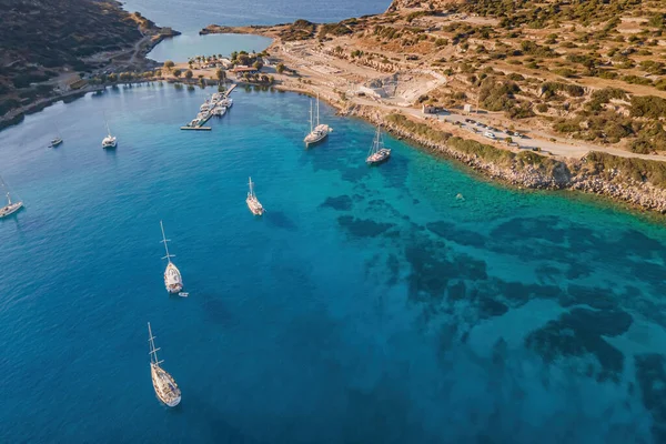 Σκάφη Και Ιστιοπλοϊκός Κόλπος Τυρκουάζ Και Διάφανη Θάλασσα Πάνω Άποψη — Φωτογραφία Αρχείου