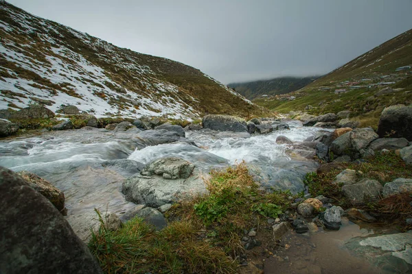 从山上流过的湍急的河流 用流水将河流的石头围住 — 图库照片