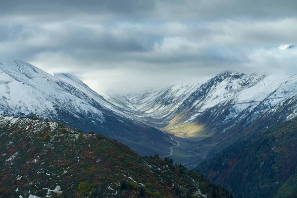 Valle Montagna Con Nebbia Nuvole Mattino Vista Aerea — Foto Stock