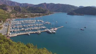 yat rıhtıma yanaştı yat klübünde Marine Bay 'de. Türkiye 'nin Marmaris kentindeki yat kulübünün hava manzarası