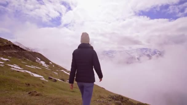 Bin Yıllık Hippi Genç Bayanın Dağın Tepesindeki Arka Görünüşü Kollarını — Stok video