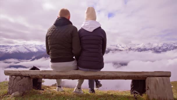 Beau Couple Romantique Homme Femme Sur Montagne Assis Sur Banc — Video