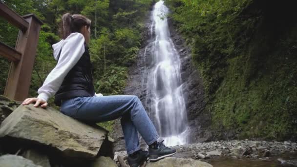 Молодая Женщина Путешественник Наблюдает Водопад Наслаждается Природой Время Путешествия — стоковое видео