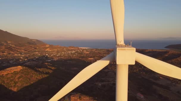 回転翼による風力タービンの持続可能なエネルギー 再生可能エネルギーは風力資源から回収される — ストック動画