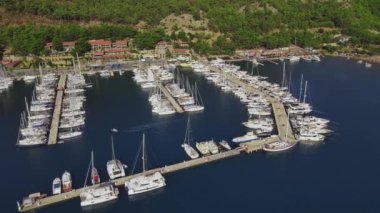 yat rıhtıma yanaştı yat klübünde Marine Bay 'de. Türkiye 'nin Marmaris kentindeki yat kulübünün hava manzarası