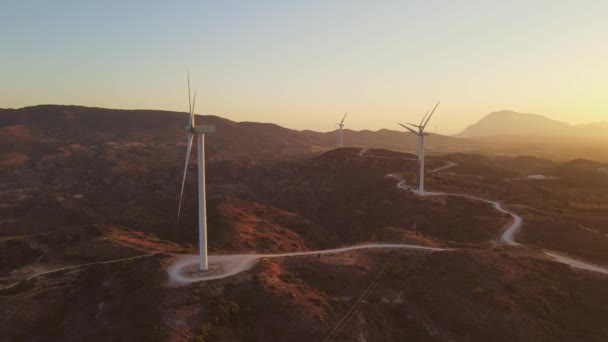 カーボンニュートラルで再生可能エネルギーの風力発電所風力タービン 緑と再生可能エネルギーの概念 — ストック動画