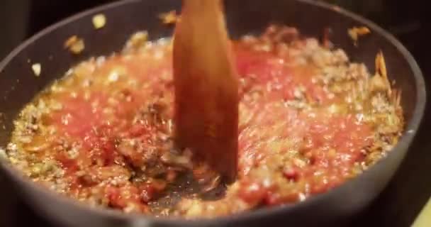 Gătit Sos Bolognese Tigaie Mâncare Italiană Bucătărie Acasă — Videoclip de stoc