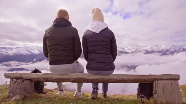 Dağda Oturan Romantik Bir Çift Adam Kadın Dağlara Bakıyor Manzarayı — Stok video