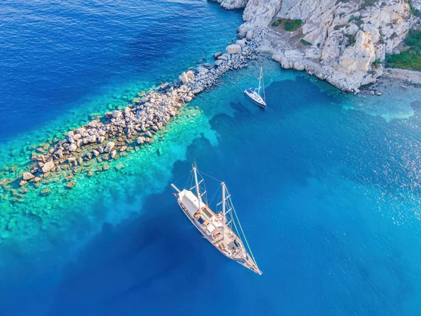 Σκάφη Και Ιστιοπλοϊκός Κόλπος Τυρκουάζ Και Διάφανη Θάλασσα Πάνω Άποψη — Φωτογραφία Αρχείου