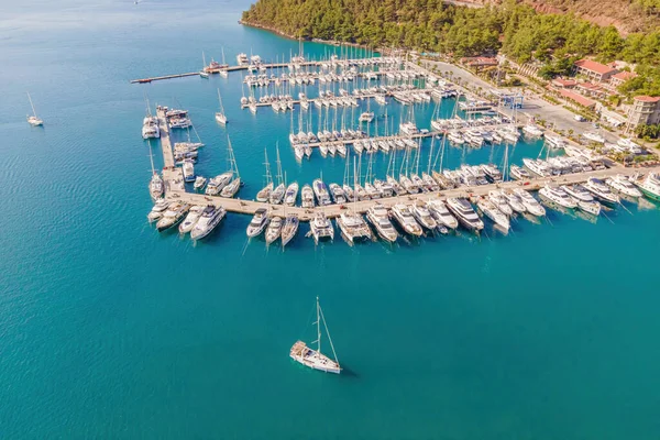 Gündüzleri marinada yelkenli ve yat gezileri, hava manzarası.