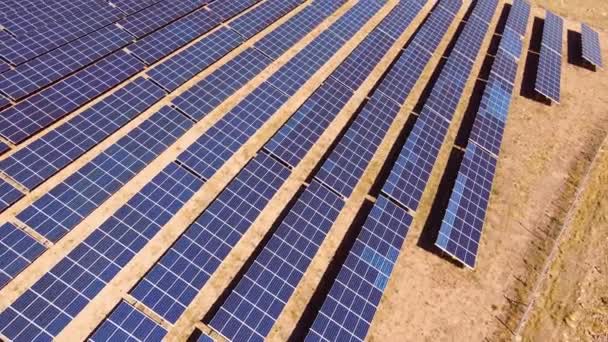 Central de energia solar com painéis solares fotovoltaicos — Vídeo de Stock