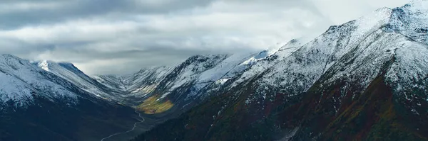 早上空中俯瞰高山山谷中的云彩 — 图库照片