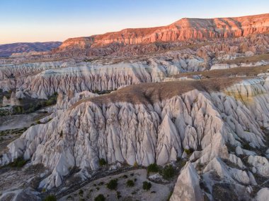 Kapadokya hava aracı görüntüsü gün batımına Kırmızı ve Gül vadisi kayaları, Goreme Türkiye