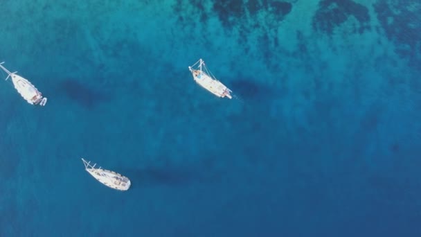Vitorlás jachtok horgonyzott az öbölben tiszta és türkiz víz — Stock videók