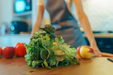 Sağlıklı yemek salatası pişirmeden önce mutfak masasında taze sebzeler
