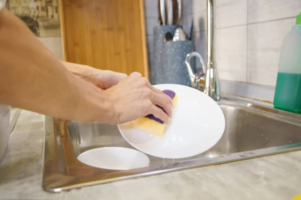 Femme Mains Rincer Plaque Évier Cuisine Faire Les Corvées Maison — Photo