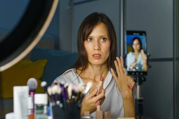 Attrayant Jeune Femme Vlogging Sur Maquillage Les Produits Beauté Influence — Photo