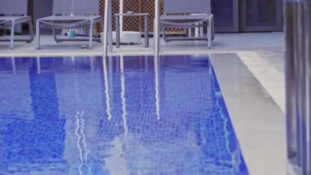 户外私人游泳池 有空荡荡的躺椅 静态相机 — 图库视频影像