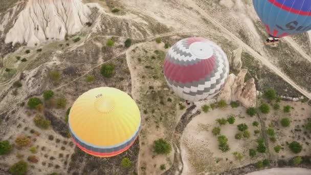 Luchtballonnen Die Het Cappadocialandschap Vliegen Vanuit Lucht Bekeken Nationaal Park — Stockvideo