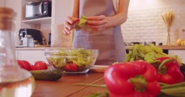 Sebze hazırlayan kadın, modern mutfakta sağlıklı yemek pişiren vejetaryen.