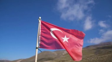Güneşli bir günde yüksek dağda dalgalanan Türk bayrağı. Türkiye 'nin Ulusal Sembolü