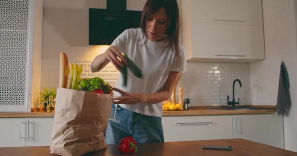 Femme Déballage Légumes Fruits Sac Supermarché Boire Vin Femme Rentrant — Video