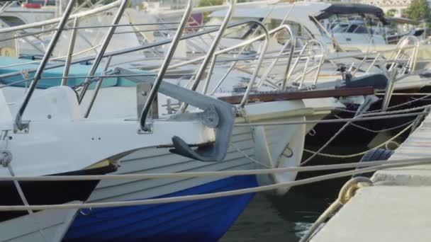 Buggen Von Yachten Und Booten Legten Der Seebrücke Des Yachtclubs — Stockvideo