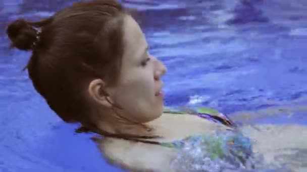 Närbild Woman Simma Utomhus Privat Pool Semester Villa Sommar Holyday — Stockvideo