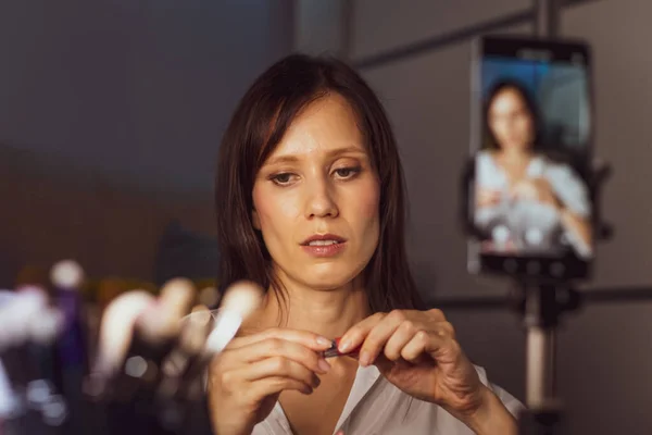 Blogueuse Enregistrement Vidéo Vlog Avec Maquillage Cosmétique Maison Influenceur Ligne — Photo