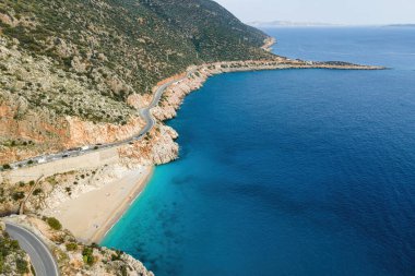 Yaz tatili için deniz sahili ve turkuaz deniz manzaralı güzel bir koy. Kaputas plajı, Antalya, Türkiye