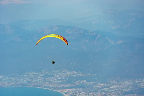 패러글라이더는 산에서 패러글라이더를 하늘로 날아오른다 지대에서의 스포츠 — 스톡 사진